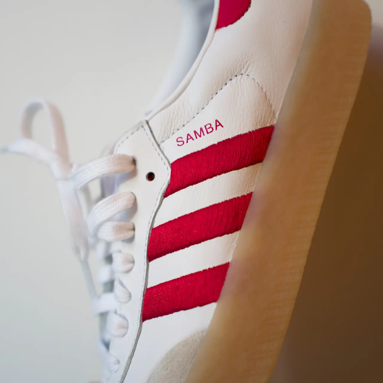 Hinh anh 2: Kham Pha Adidas Samba: Chuan Muc Moi Trong The Gioi Giay The Thao