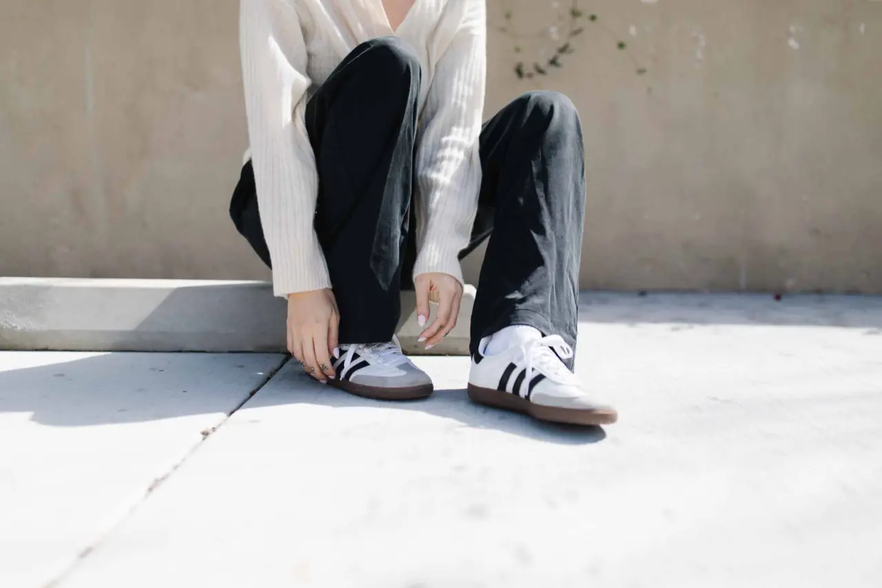 Hinh anh 3: Phong cach toi gian cung sneaker: Onitsuka Tiger, Air Force 1 hay adidas Samba?