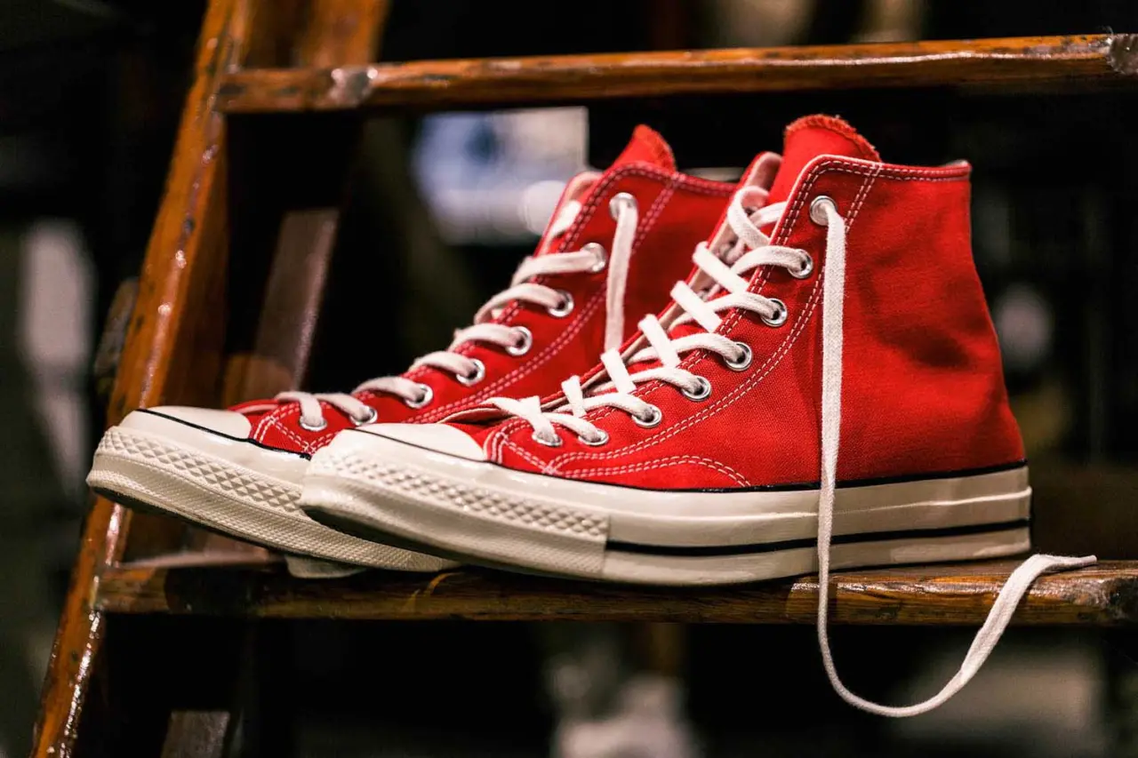 Hinh anh 2: Giay Converse Classic Chucks va Chuck 70s: Ban nen mua doi nao?