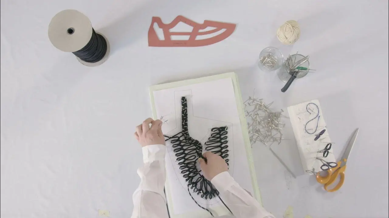 Hinh anh 2: Valentino Crochet Sneaker - buoc ngoat moi cua thuong hieu xa xi?