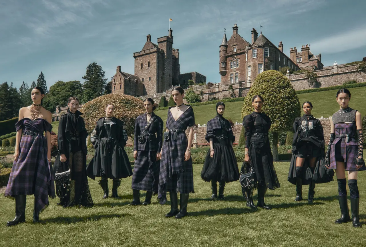 Hinh anh 1: Dior Cruise 2025 day ma mi ra mat tai Scotland