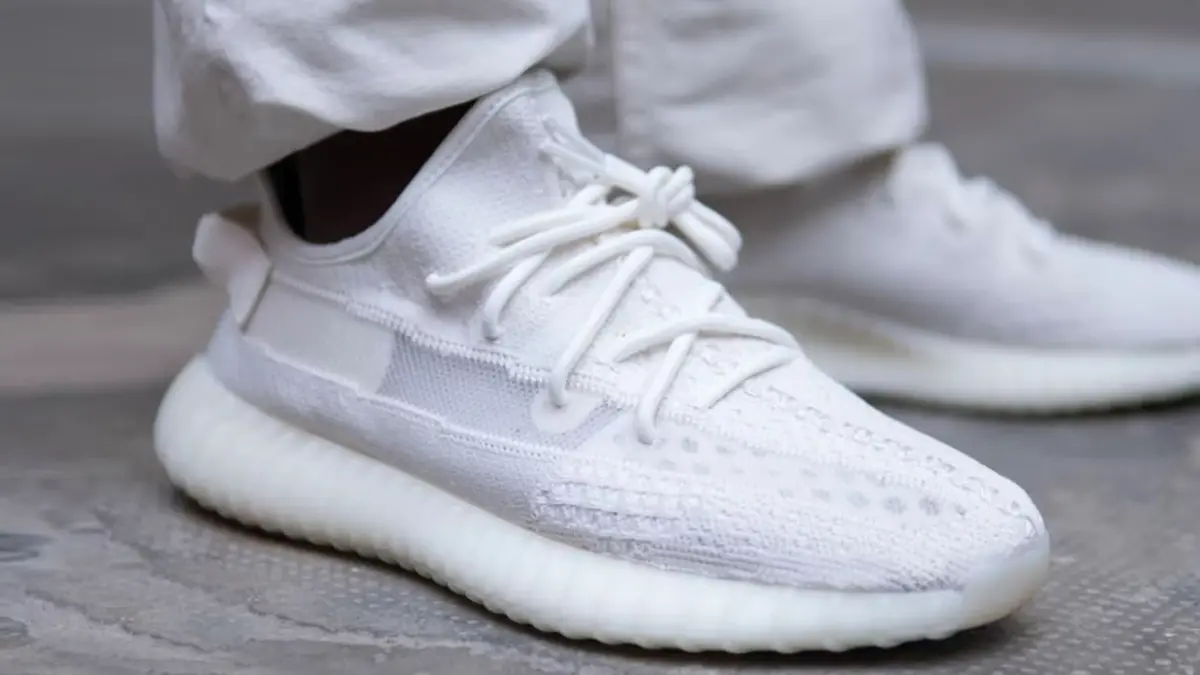 Hinh anh 3: Giay Yeezy Boost 350 V2 tren nen trang, bieu tuong thoi trang khong loi thoi