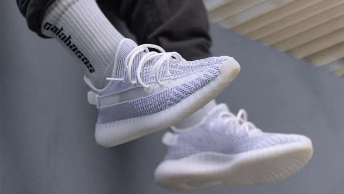 Hinh anh 2: Giay Yeezy Boost 350 V2 tren nen trang, bieu tuong thoi trang khong loi thoi
