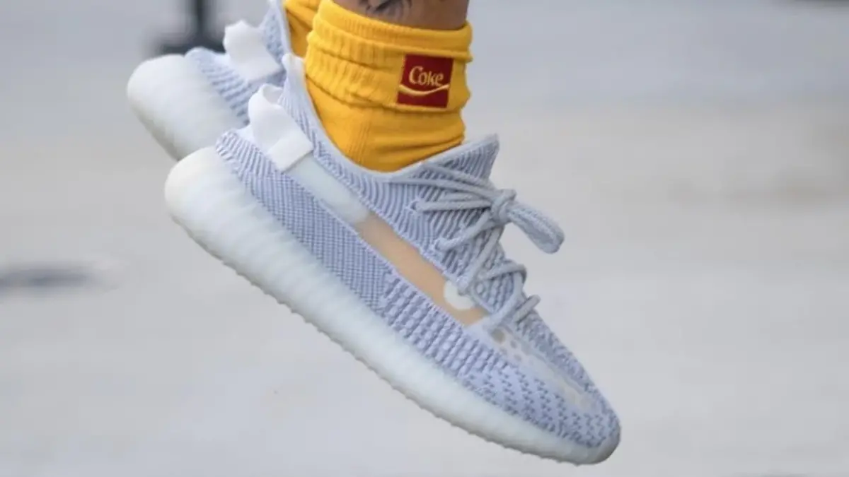 Hinh anh 1: Giay Yeezy Boost 350 V2 tren nen trang, bieu tuong thoi trang khong loi thoi