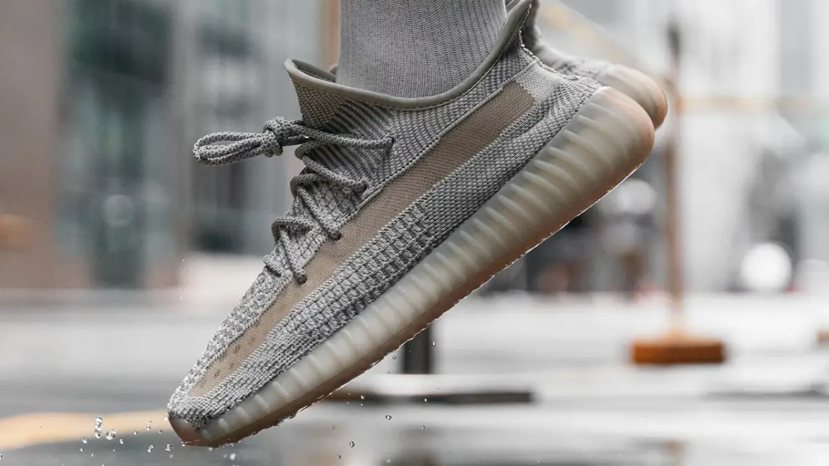 Hinh anh 5: Giay Yeezy Boost 350 V2 tren nen trang, bieu tuong thoi trang khong loi thoi
