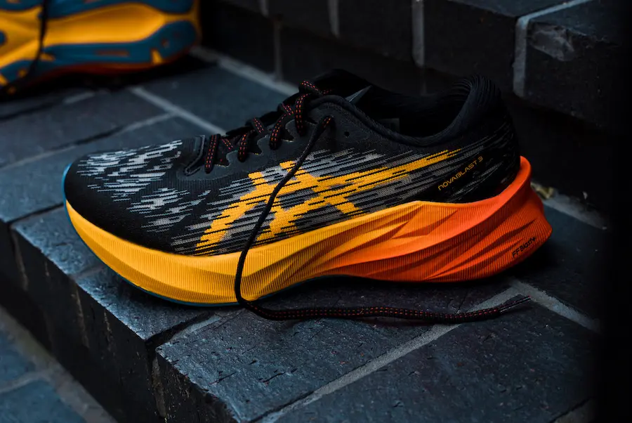 Hinh anh 1: Review giay chay bo ASICS Novablast 3 - phu hop cho moi dia hinh