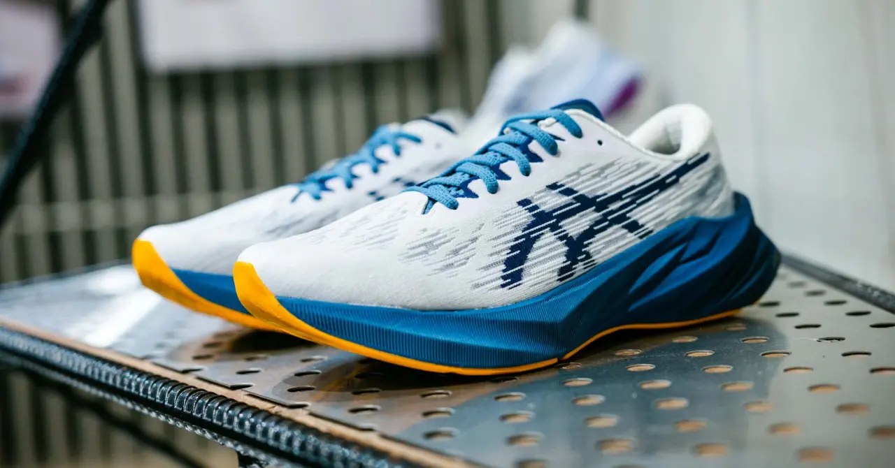 Hinh anh 2: Review giay chay bo ASICS Novablast 3 - phu hop cho moi dia hinh