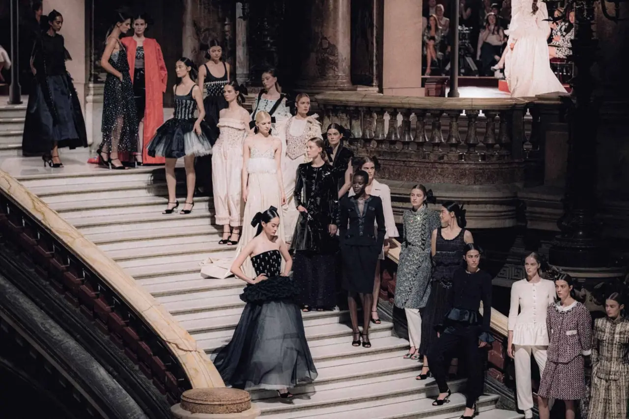 Hinh anh 2: Chanel Thu 2024 Haute Couture - su tai hien day kich tinh tai Palais Garnier