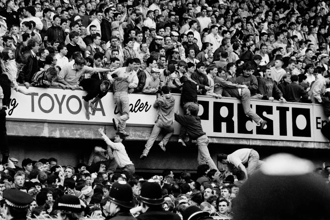 Hinh anh 2: Ao dau san khach 2024/25 cua Liverpool tuong nho tham hoa Hillsborough