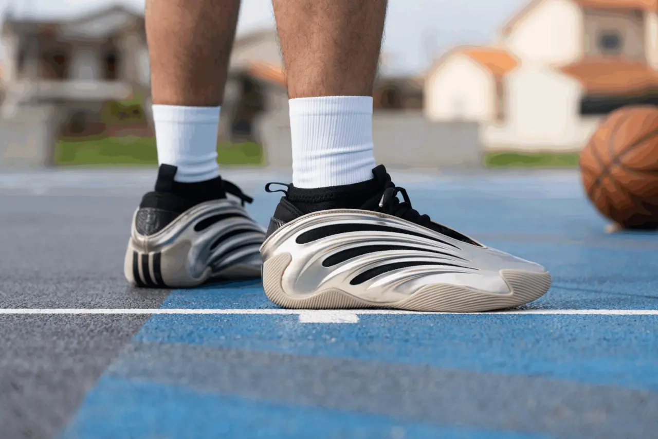 Hinh anh 2: James Harden ra mat adidas Harden Vol. 9