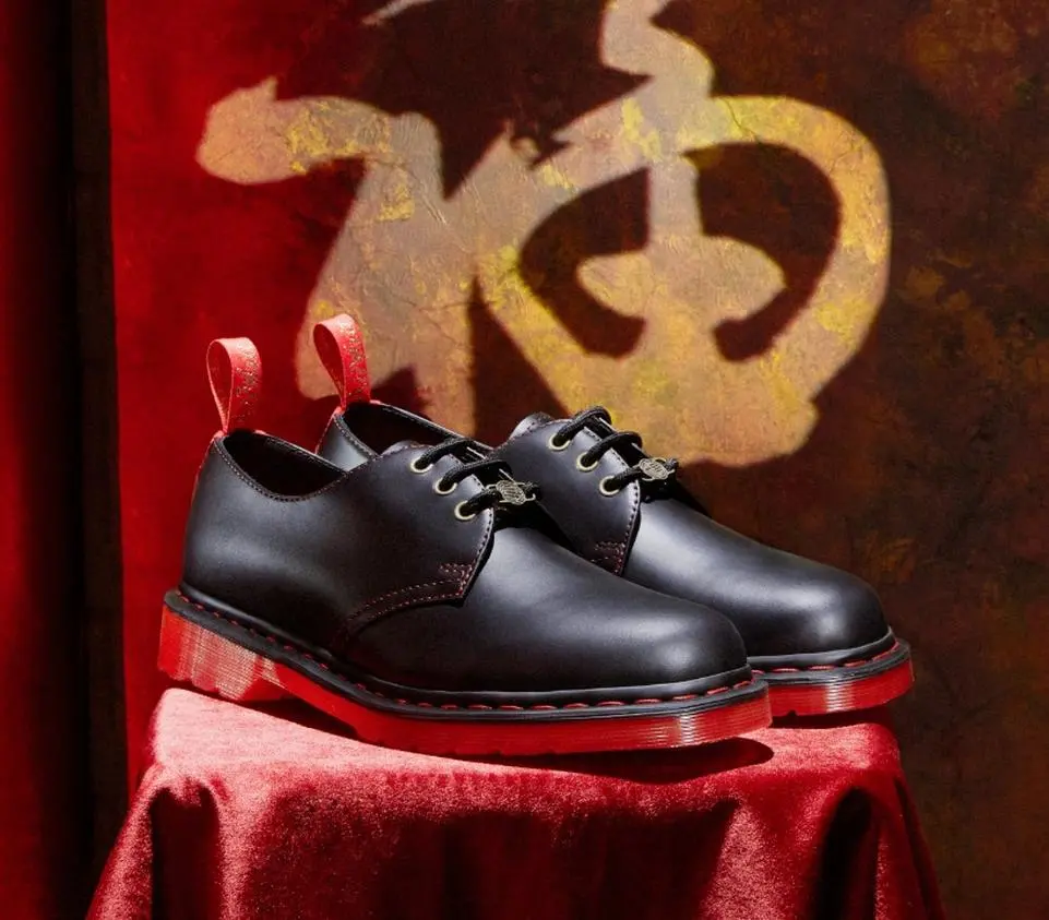 Hinh anh 4: Chiem nguong BST voi chu de "At Ty 2025" tu Dr.Martens