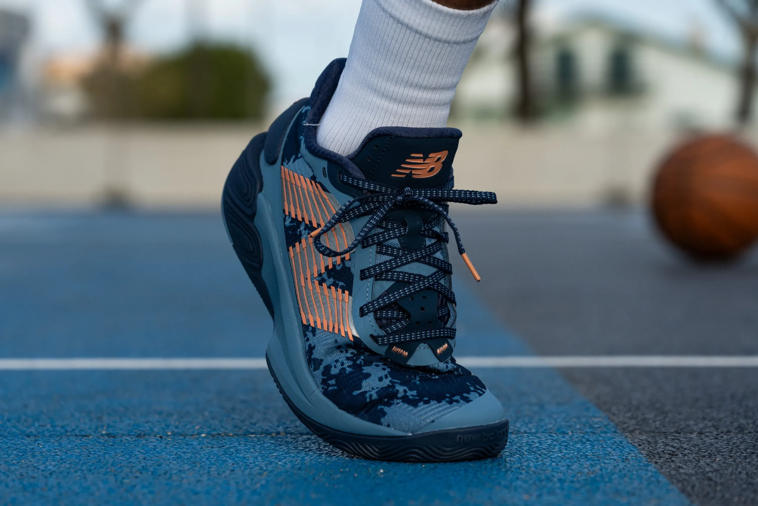 Hinh anh 3: New Balance TWO WXY V5 su ket giua giay bong ro va walking shoes