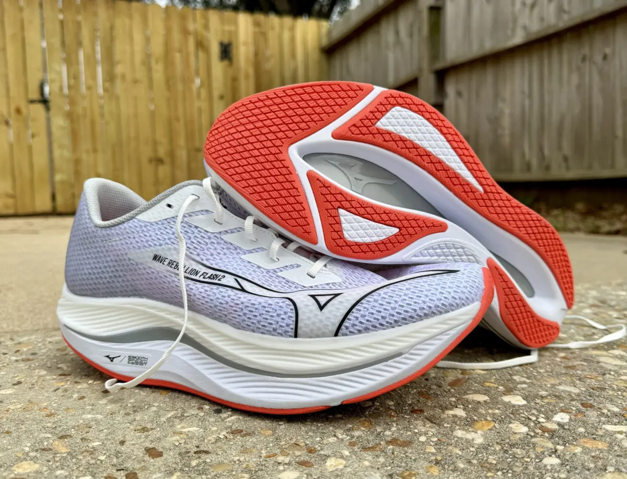 Hinh anh 3: Mizuno Wave Rebellion Flash 2 - Giay chay ben bi nhat?