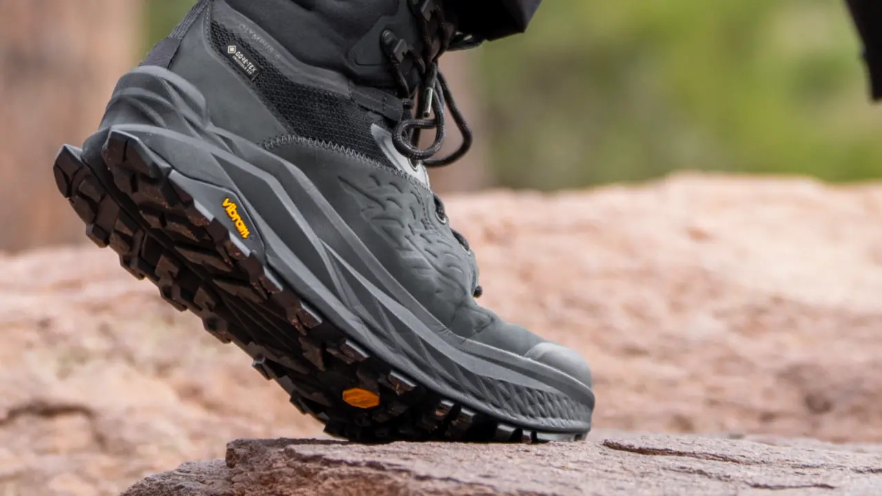 Hinh anh 1: Giay Altra Olympus 6 Hike Mid GTX tren nen dia hinh go ghe