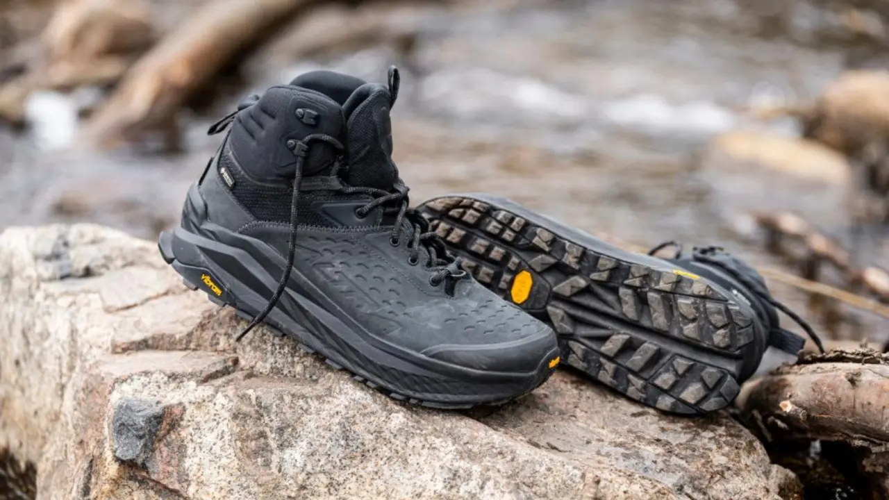 Hinh anh 2: Giay Altra Olympus 6 Hike Mid GTX tren nen dia hinh go ghe