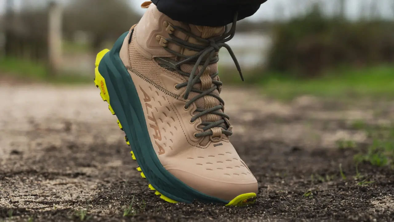 Hinh anh 4: Giay Altra Olympus 6 Hike Mid GTX tren nen dia hinh go ghe