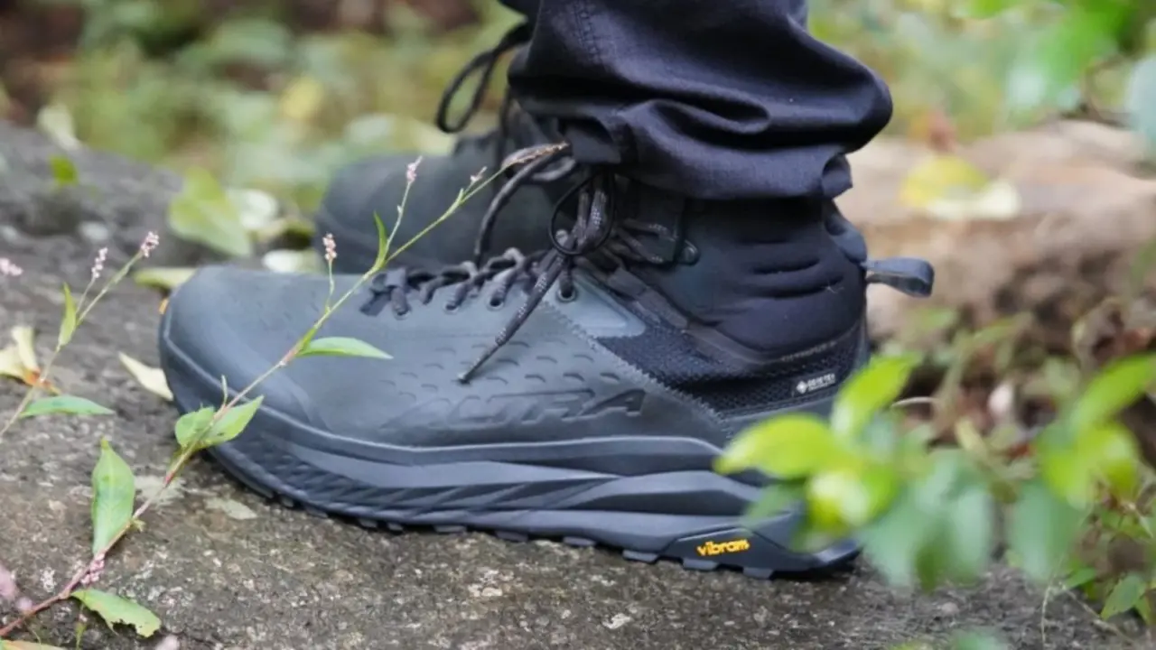 Hinh anh 3: Giay Altra Olympus 6 Hike Mid GTX tren nen dia hinh go ghe