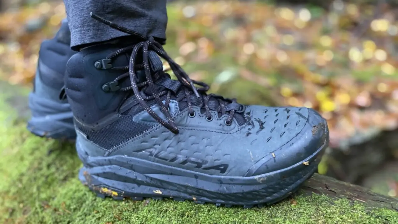 Hinh anh 6: Giay Altra Olympus 6 Hike Mid GTX tren nen dia hinh go ghe