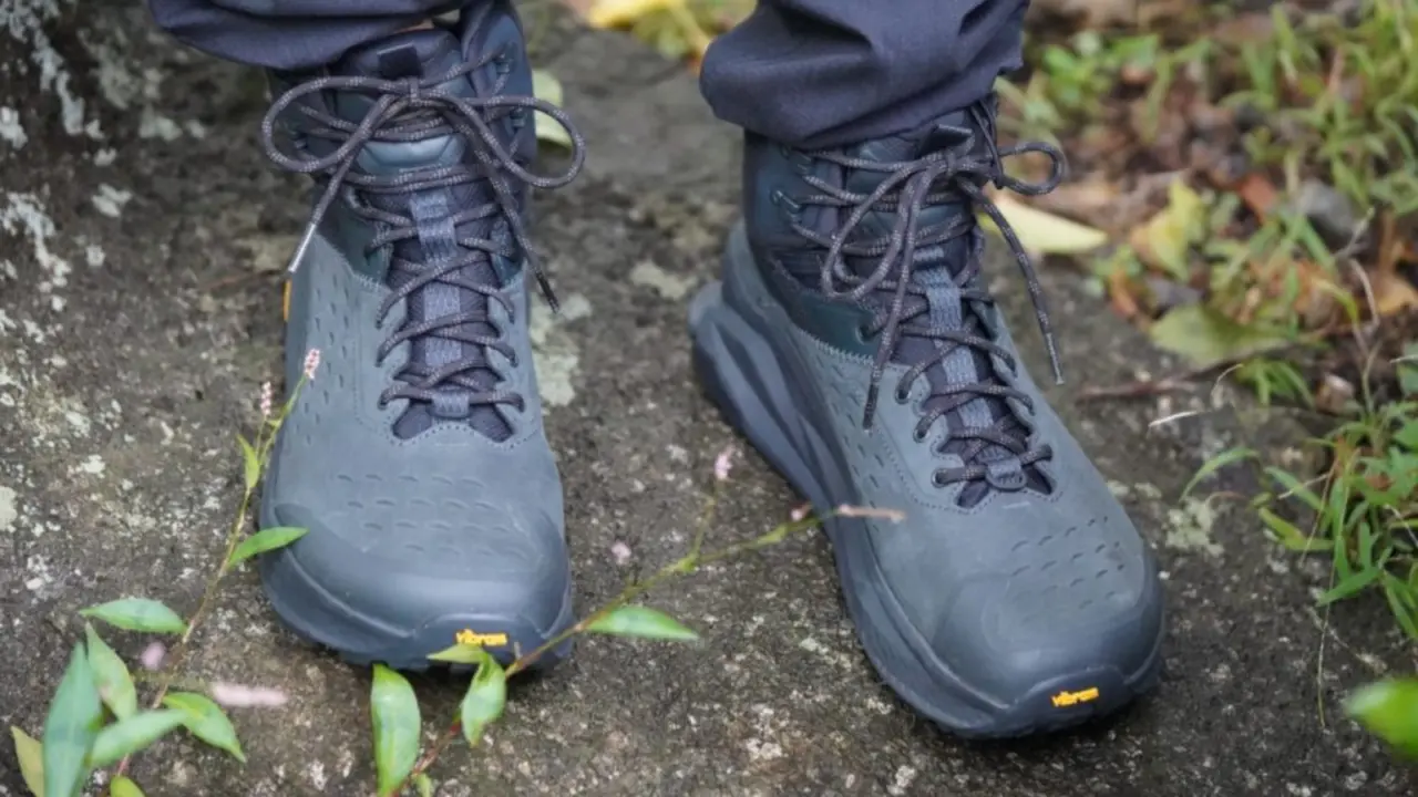 Hinh anh 5: Giay Altra Olympus 6 Hike Mid GTX tren nen dia hinh go ghe