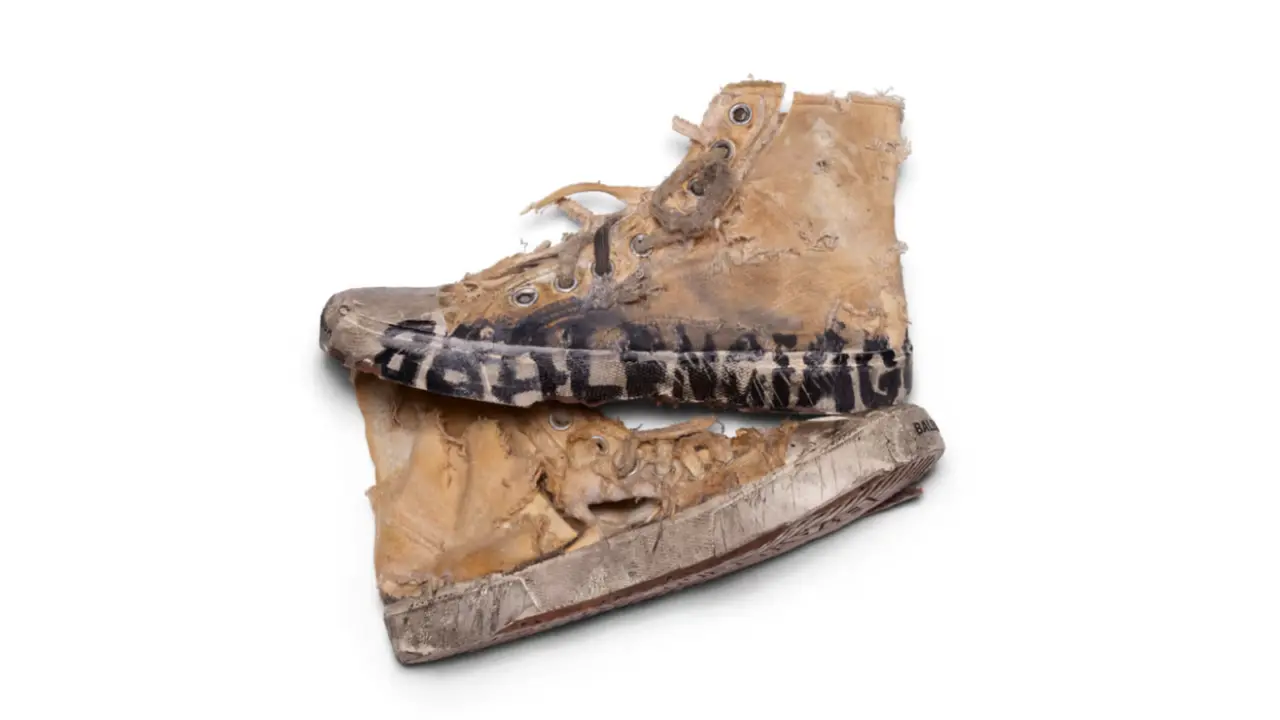 Hinh anh 2: Hinh anh cua mot doi sneaker distressed doc dao voi phong cach tray xuoc, bac mau