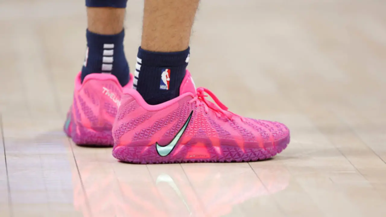 Hinh anh 5: Giay Nike Ja 3 “Max Volume” voi thiet ke manh me va logo Swoosh dao nguoc
