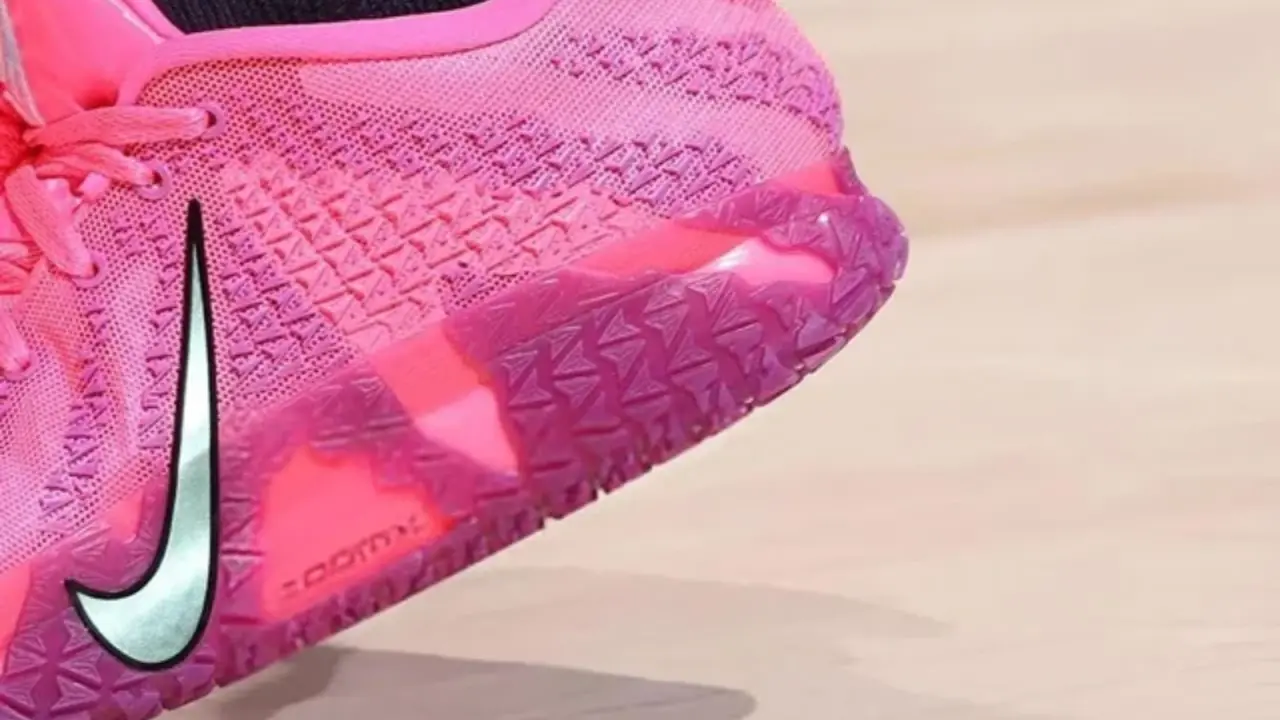 Hinh anh 4: Giay Nike Ja 3 “Max Volume” voi thiet ke manh me va logo Swoosh dao nguoc