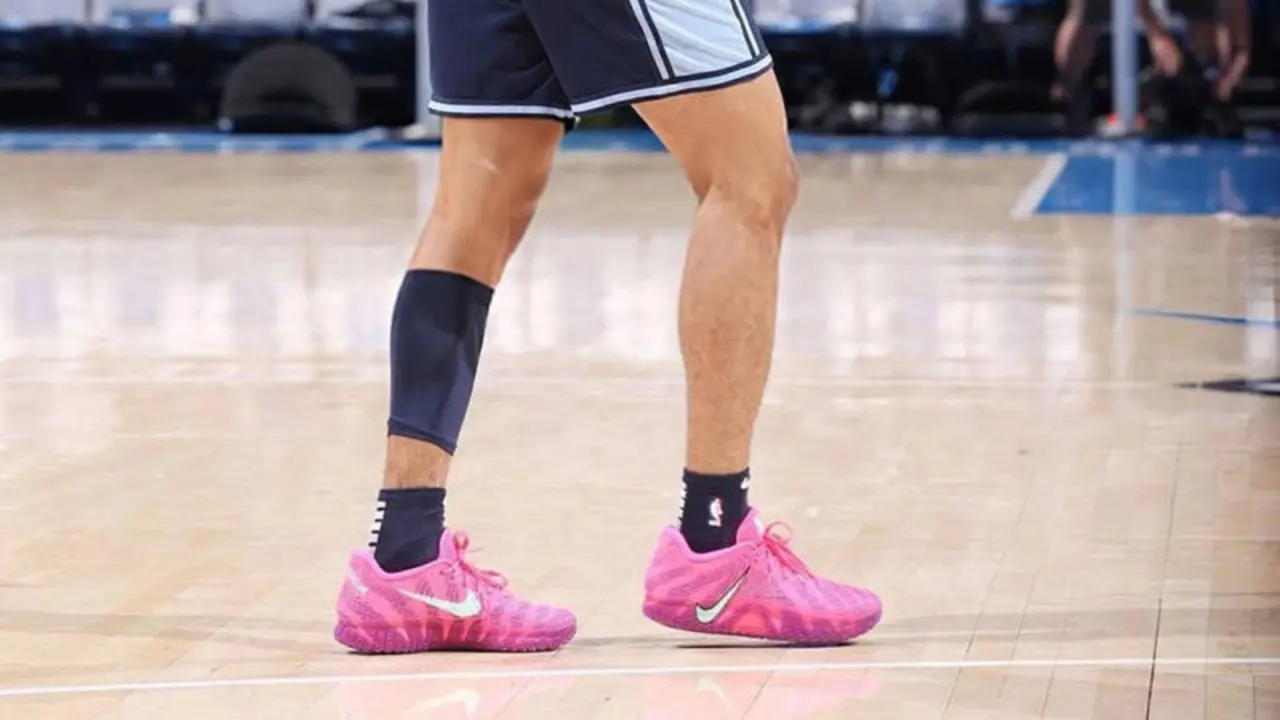 Hinh anh 7: Giay Nike Ja 3 “Max Volume” voi thiet ke manh me va logo Swoosh dao nguoc