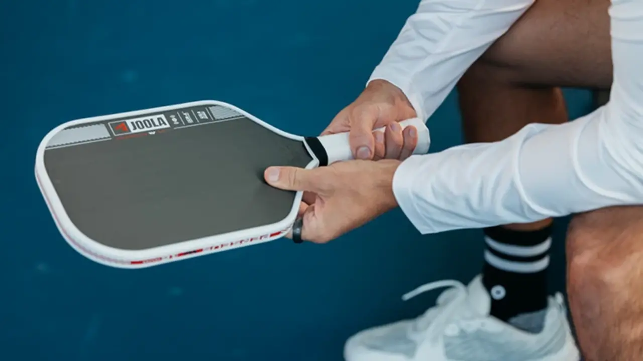 Hinh anh 5: Hinh anh vot pickleball Pro IV va Agassi Pro cua JOOLA, noi bat voi thiet ke hien dai va cong nghe tien tien.