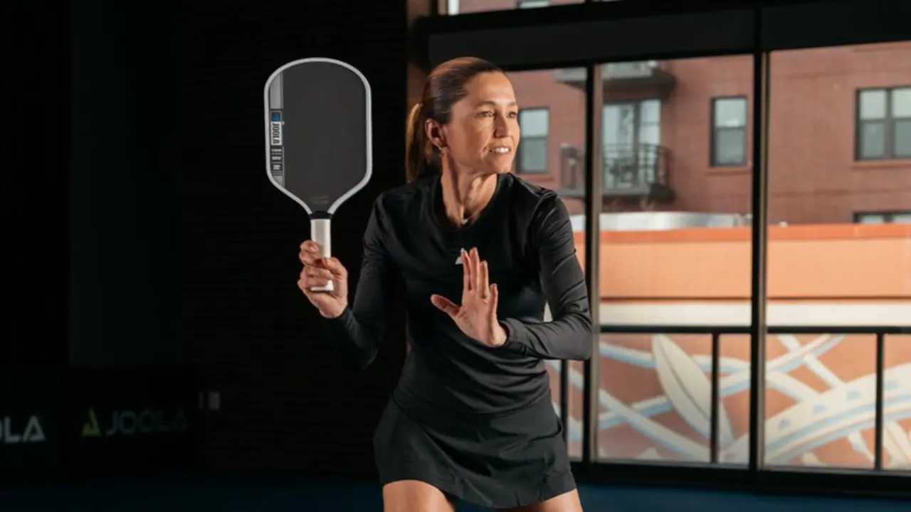 Hinh anh 6: Hinh anh vot pickleball Pro IV va Agassi Pro cua JOOLA, noi bat voi thiet ke hien dai va cong nghe tien tien.