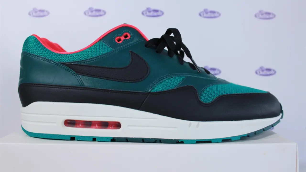 Hinh anh 3: Doi giay Liverpool x LeBron James x Nike Air Max 1 voi phoi mau trang-den-do.