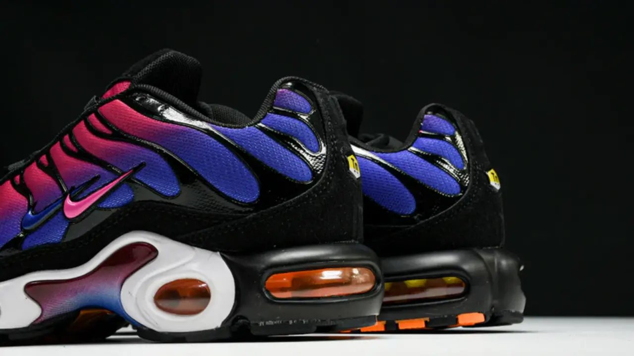 Hinh anh 5: Doi giay Liverpool x LeBron James x Nike Air Max 1 voi phoi mau trang-den-do.