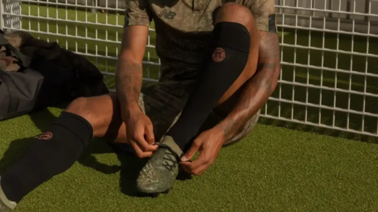 Hinh anh 1: Doi giay Liverpool x LeBron James x Nike Air Max 1 voi phoi mau trang-den-do.