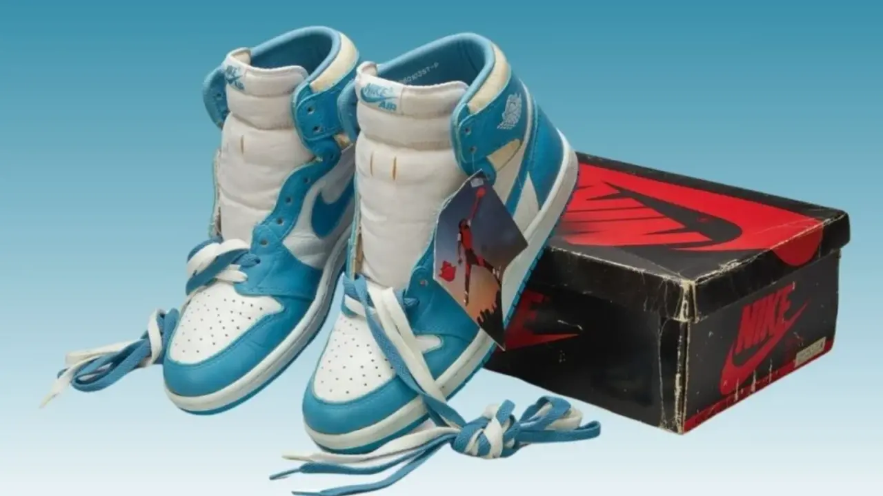 Hinh anh 8: Hinh anh so sanh Air Jordan 1 UNC 2015 va 2025 Reimagined
