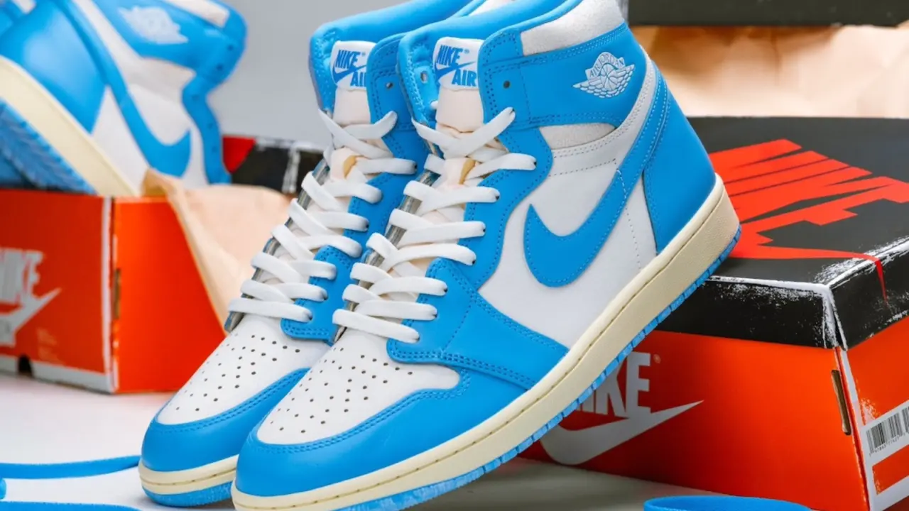 Hinh anh 9: Hinh anh so sanh Air Jordan 1 UNC 2015 va 2025 Reimagined