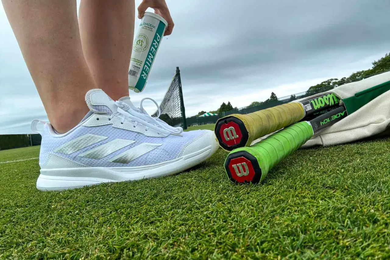 Từ sân đấu đến sàn diễn: Giày tennis đã trở thành giày thể thao thời trang như thế nào?