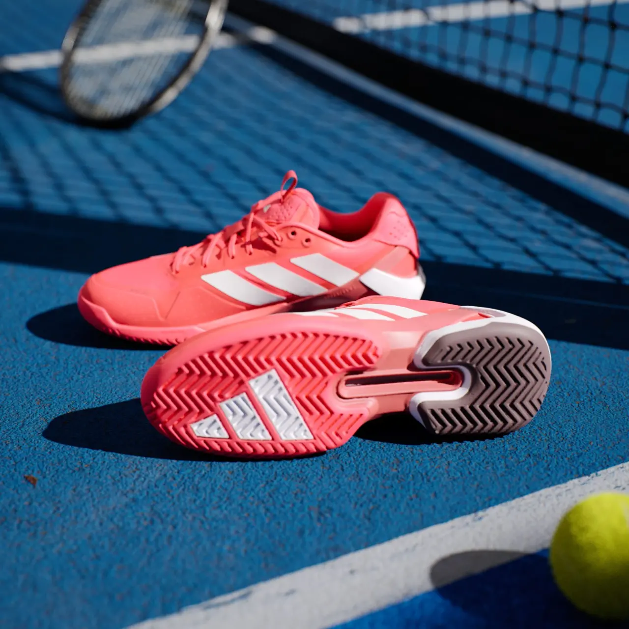 Adizero Ubersonic 5: lướt gió làm chủ tốc độ sân đấu