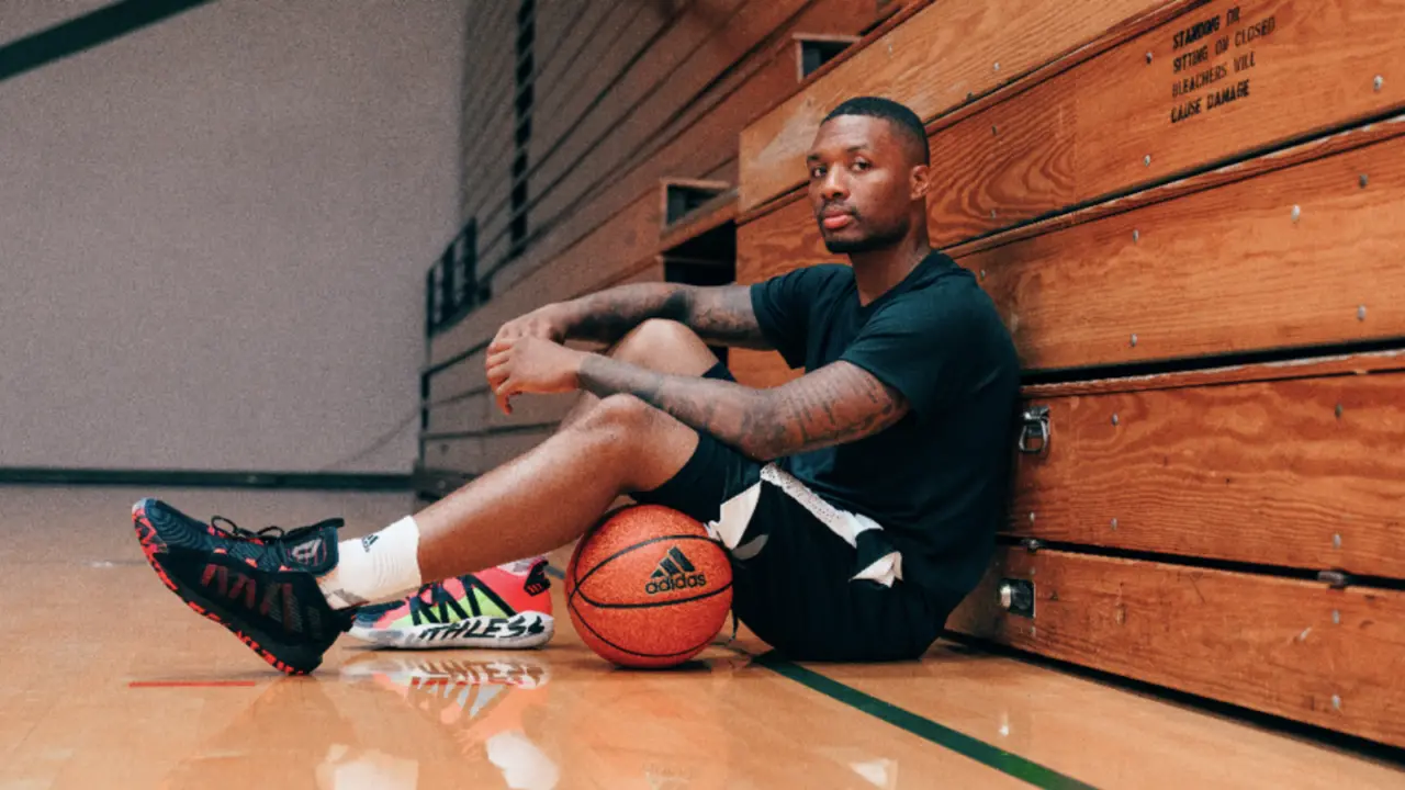 Hinh anh 2: Damian Lillard trong trang phuc thi dau va giay adidas tren san bong Hinh anh 2: Damian Lillard trong trang phuc thi dau va giay adidas tren san bong