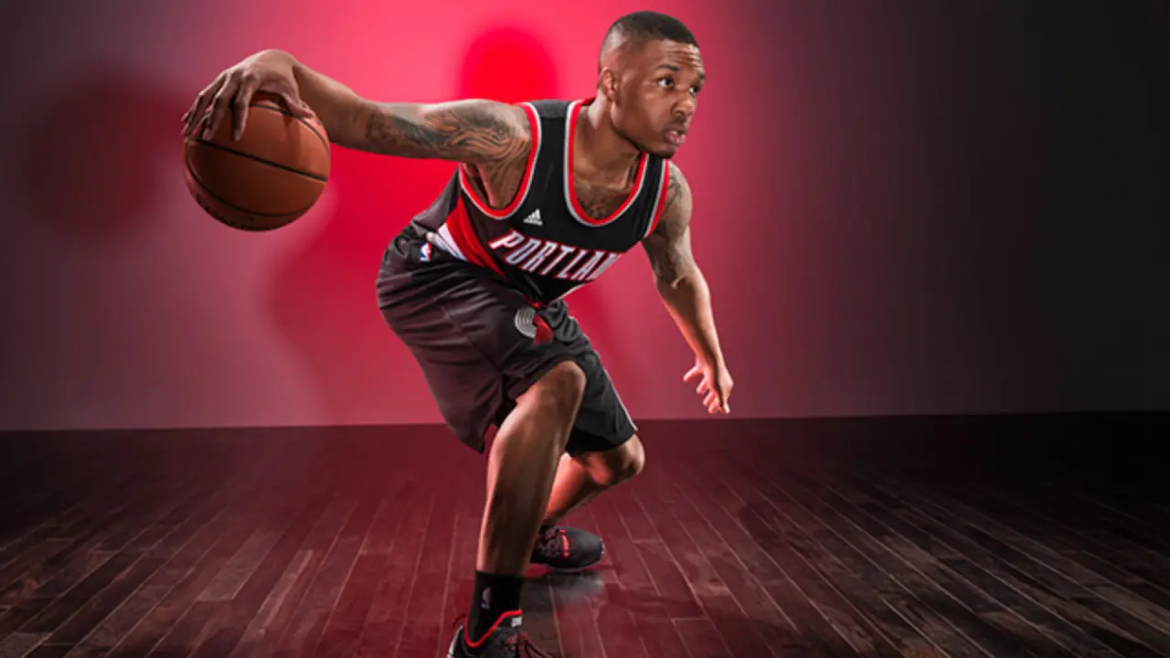 Hinh anh 1: Damian Lillard trong trang phuc thi dau va giay adidas tren san bong Hinh anh 1: Damian Lillard trong trang phuc thi dau va giay adidas tren san bong