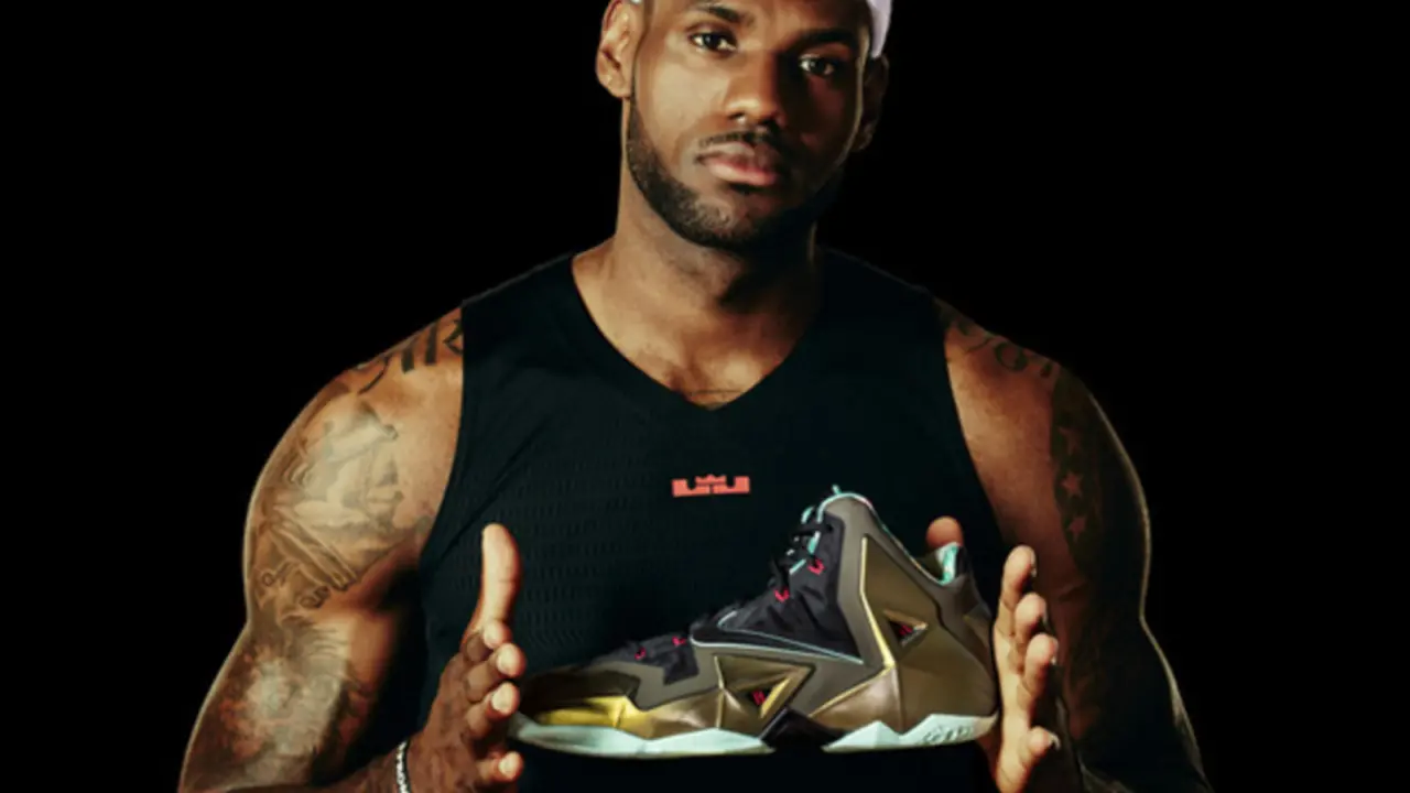 Hinh anh 2: LeBron James trong bo trang phuc thi dau va giay Nike LeBron