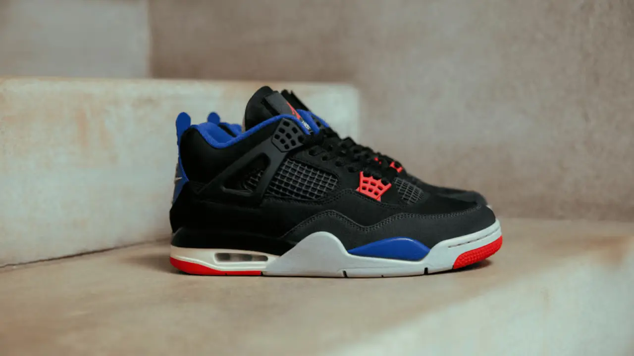 Hinh anh 6: Air Jordan 4 Rare Air voi phoi mau den, do va xanh, phat hanh he 2025