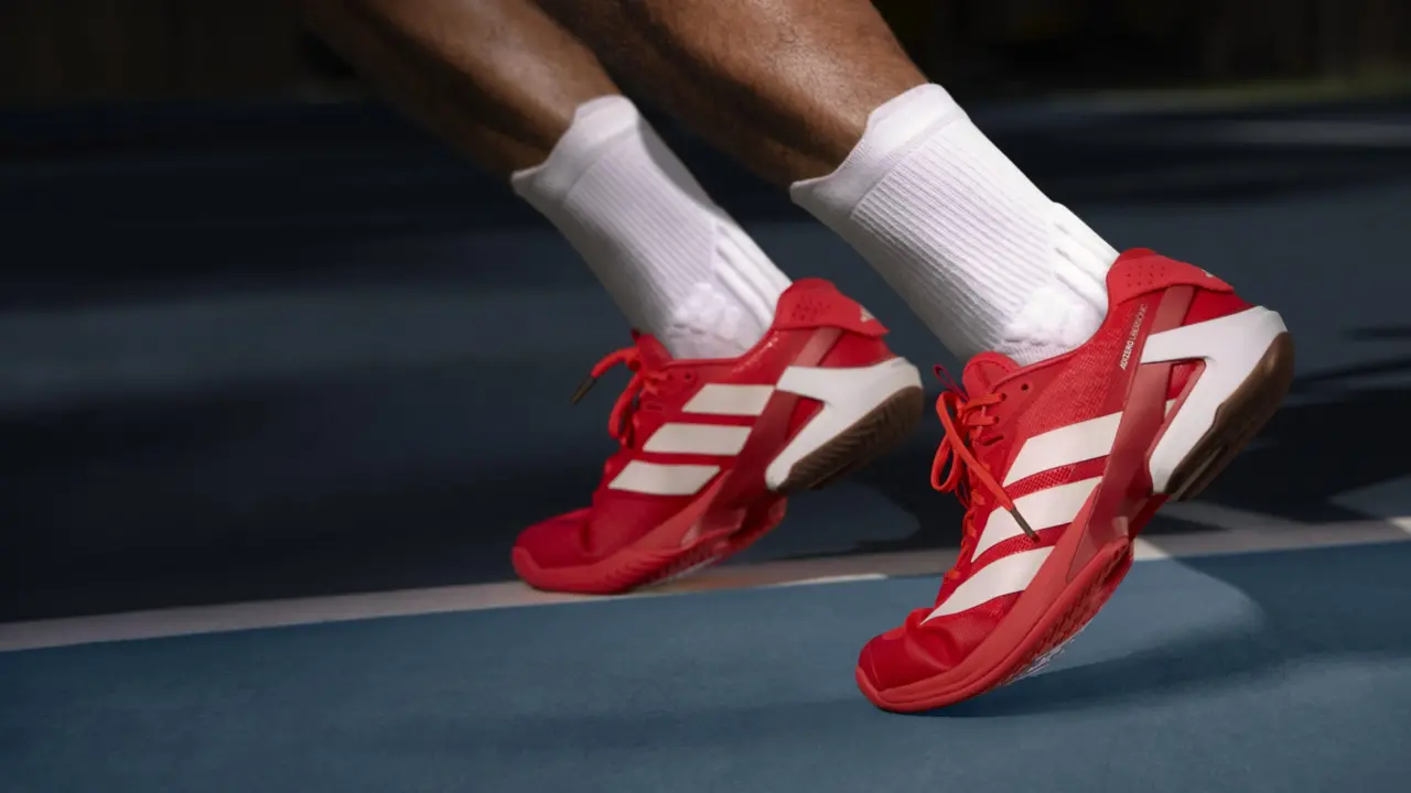 Adizero Ubersonic 5: lướt gió làm chủ tốc độ sân đấu