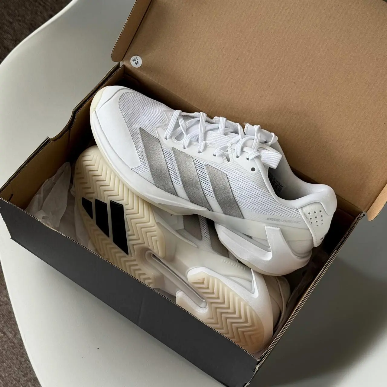 Adizero Ubersonic 5: lướt gió làm chủ tốc độ sân đấu