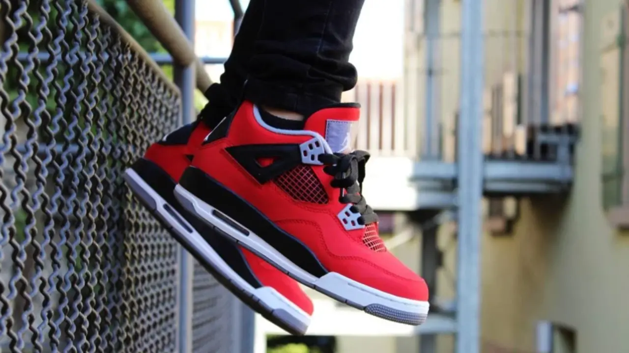 Hinh anh 1: Air Jordan 4 “Toro Bravo” phien ban 2026 voi thiet ke do ruc lua