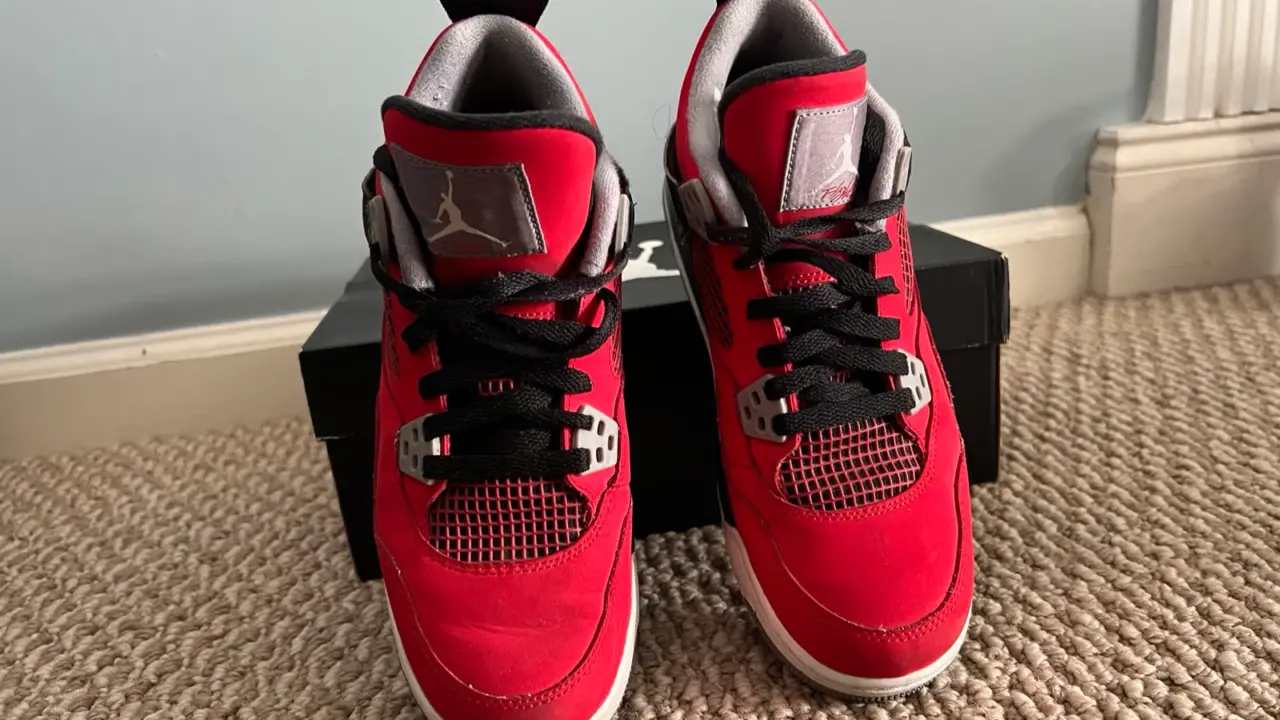 Hinh anh 3: Air Jordan 4 “Toro Bravo” phien ban 2026 voi thiet ke do ruc lua