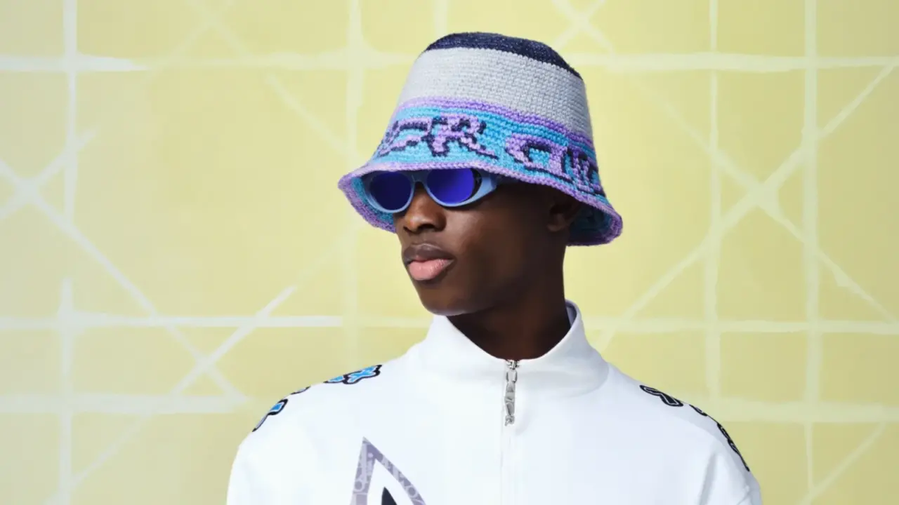 Hinh anh 5: Lewis Hamilton trong bo suu tap Dior x Lewis Hamilton 2025, lay cam hung tu Afrofuturism va thoi trang cao cap.