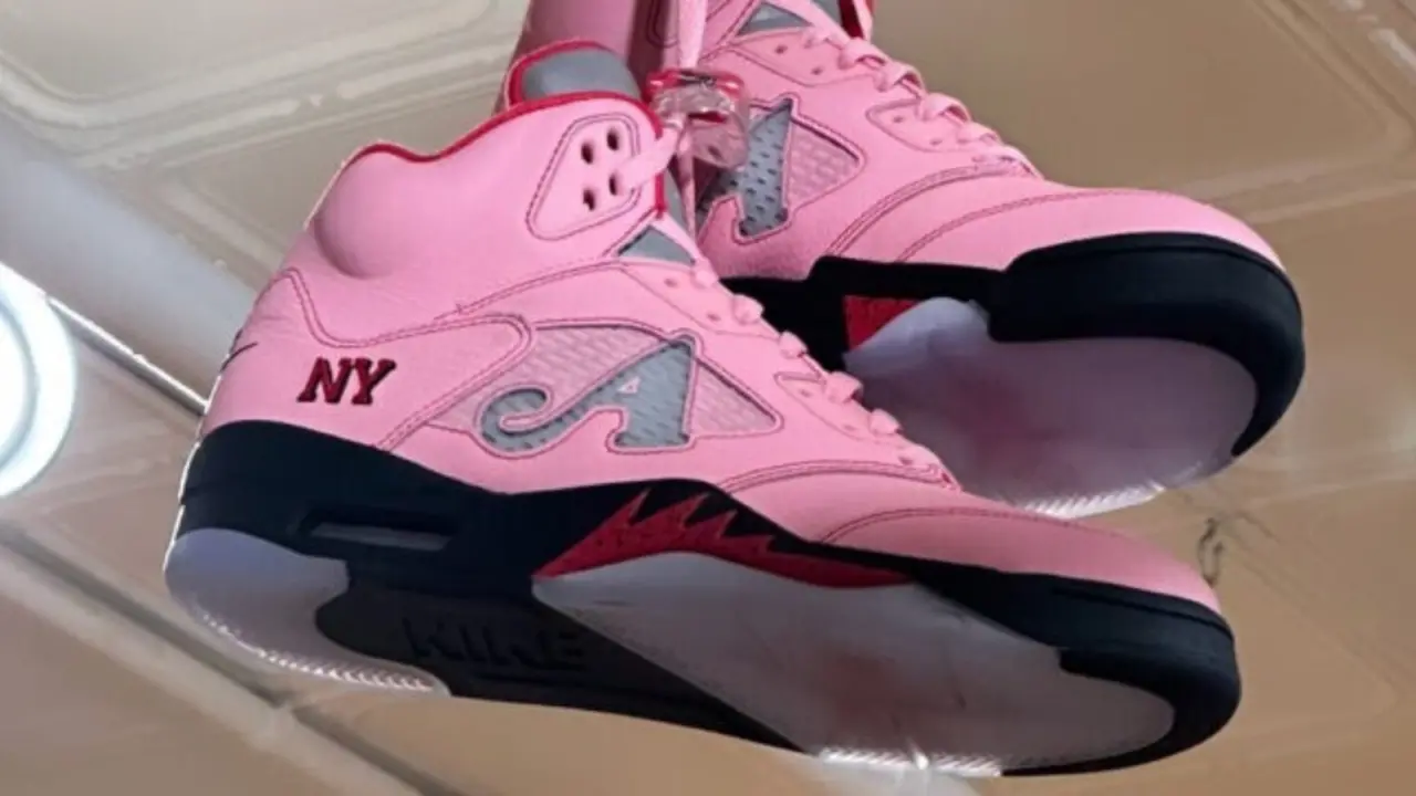 Hinh anh 1: Awake NY x Air Jordan 5 Retro voi thiet ke doc dao, gom hai phoi mau noi bat Bubblegum Pink va Black Racer Blue. Hinh anh 1: Awake NY x Air Jordan 5 Retro voi thiet ke doc dao, gom hai phoi mau noi bat Bubblegum Pink va Black Racer Blue.