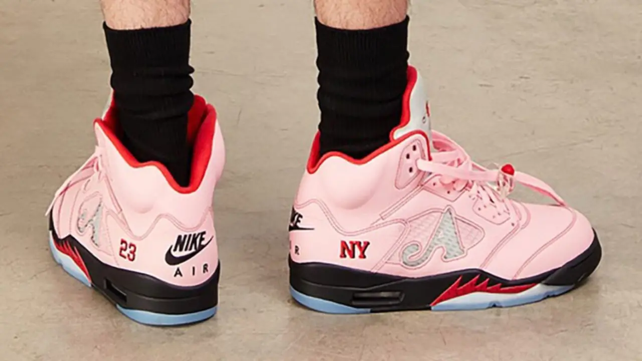 Hinh anh 3: Awake NY x Air Jordan 5 Retro voi thiet ke doc dao, gom hai phoi mau noi bat Bubblegum Pink va Black Racer Blue. Hinh anh 3: Awake NY x Air Jordan 5 Retro voi thiet ke doc dao, gom hai phoi mau noi bat Bubblegum Pink va Black Racer Blue.