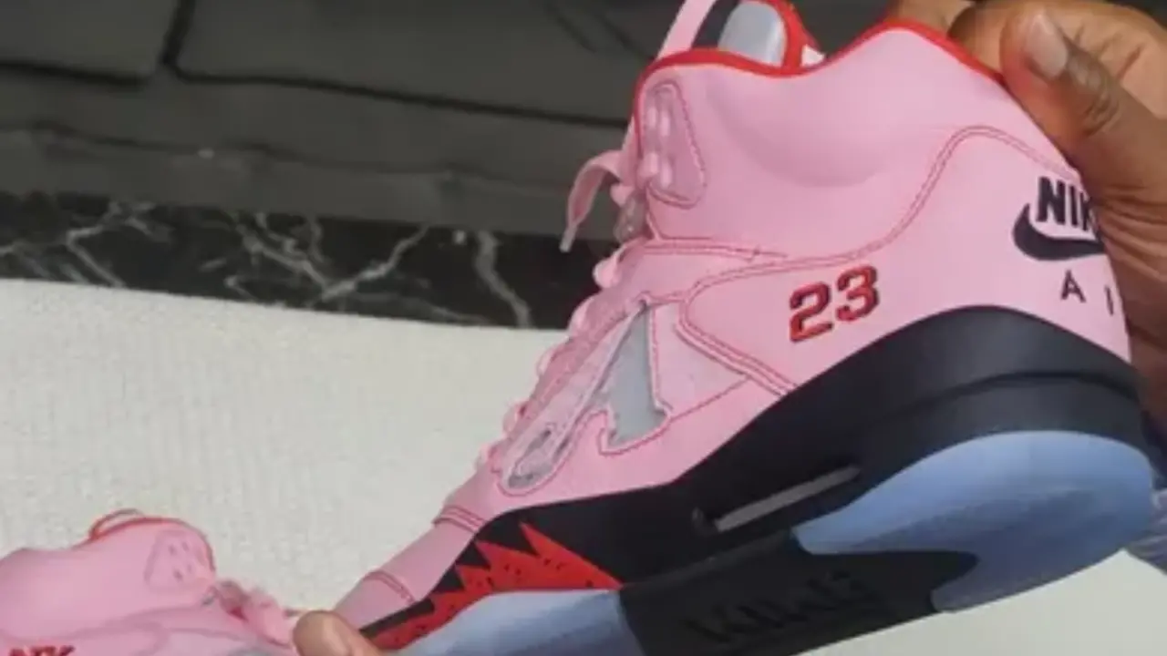 Hinh anh 4: Awake NY x Air Jordan 5 Retro voi thiet ke doc dao, gom hai phoi mau noi bat Bubblegum Pink va Black Racer Blue. Hinh anh 4: Awake NY x Air Jordan 5 Retro voi thiet ke doc dao, gom hai phoi mau noi bat Bubblegum Pink va Black Racer Blue.