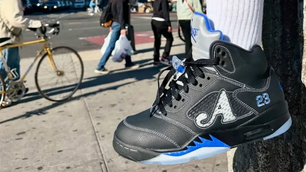 Hinh anh 2: Awake NY x Air Jordan 5 Retro voi thiet ke doc dao, gom hai phoi mau noi bat Bubblegum Pink va Black Racer Blue. Hinh anh 2: Awake NY x Air Jordan 5 Retro voi thiet ke doc dao, gom hai phoi mau noi bat Bubblegum Pink va Black Racer Blue.