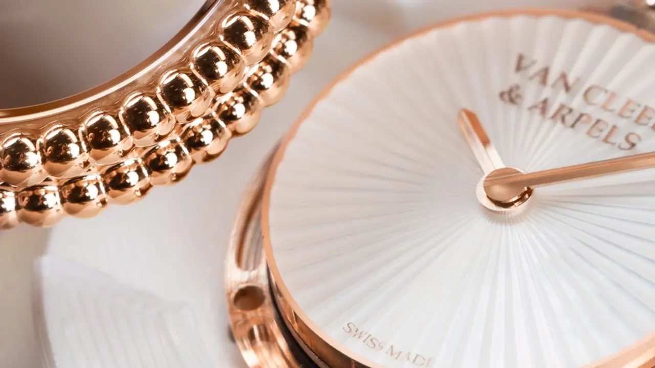 Hinh anh 5: Dong ho Perlee cua Van Cleef & Arpels voi thiet ke hat vang sang trong